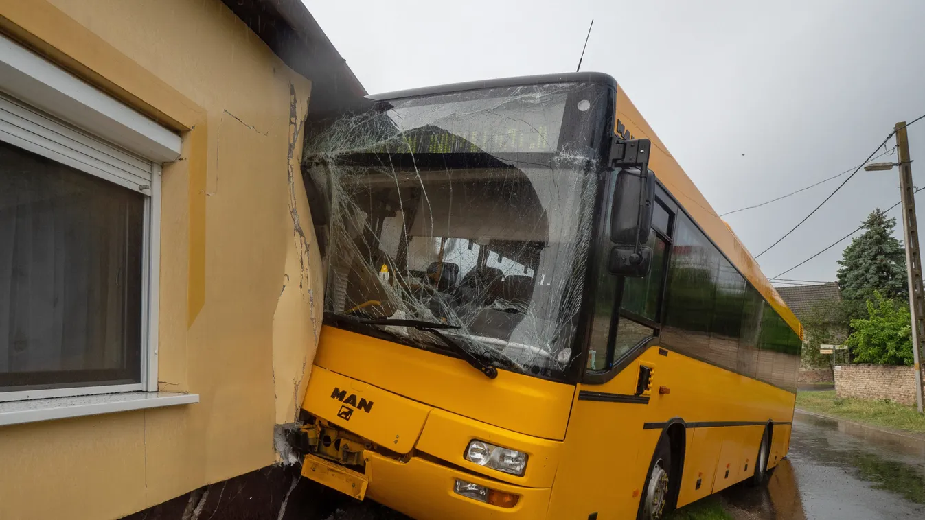 Családi házba csapódott egy busz – Megszólalt a szemtanú