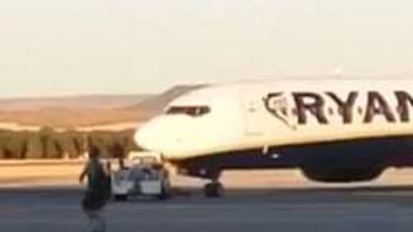 Kifutópályán szaladva próbálta utolérni a lekésett gépet egy utas