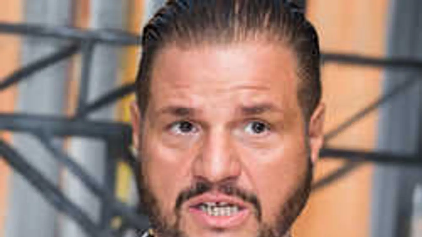 Mások előtt hozta kellemetlen helyzetbe feleségét Emilio