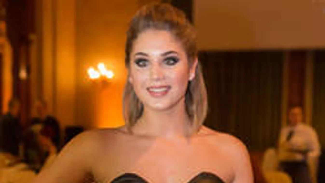 Erotikus fotósorozaton a népszerű magyar színésznő!