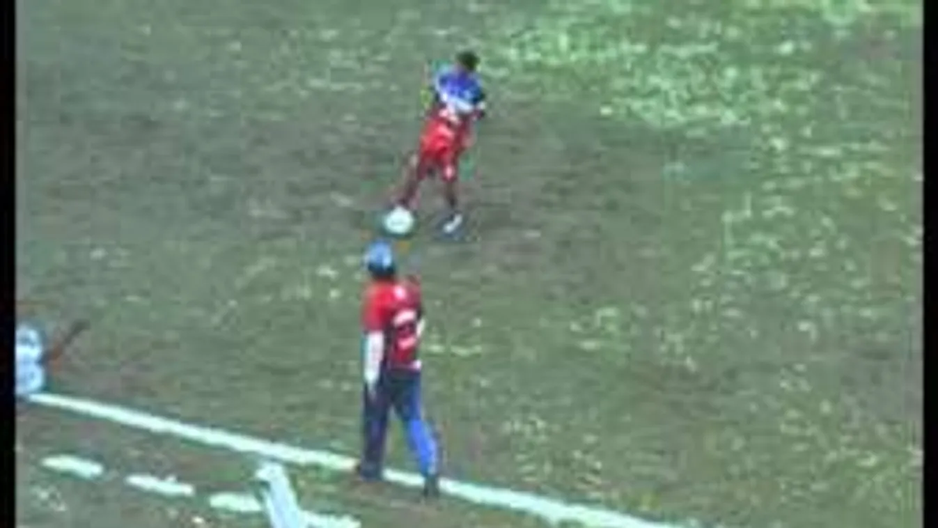 Lerúgta ellenfelét a tahó edző - Videó