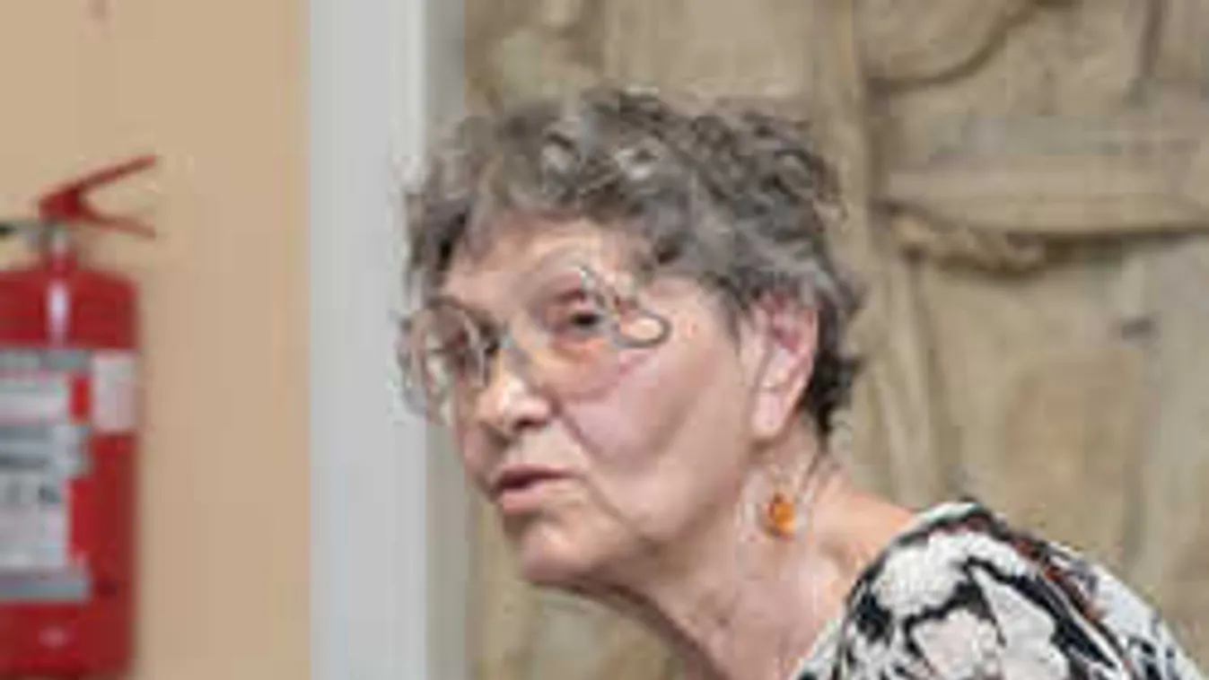 Pécsi Ildikót tönkreteszi a pereskedés