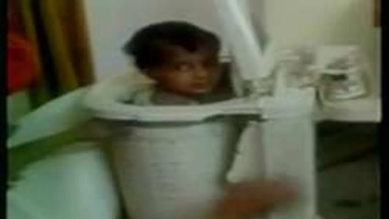 Beszorult a mosógépbe egy kétéves kisfiú!