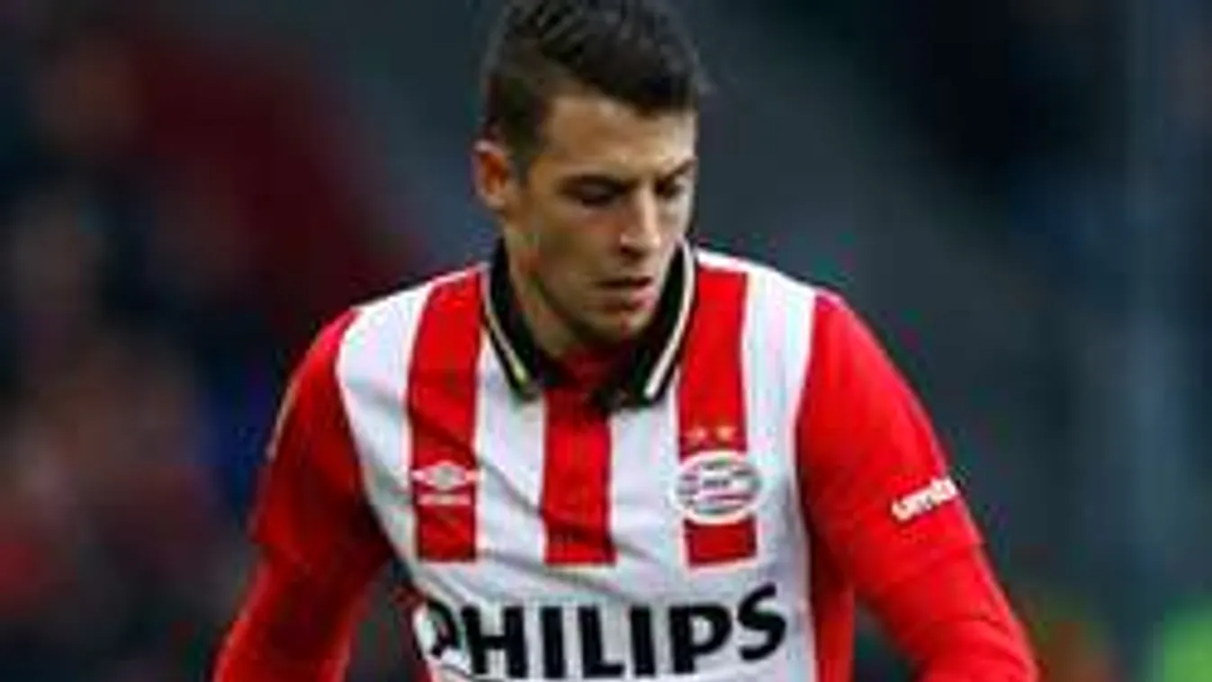 Kiállították, ököllel adta ki a dühét a focista - videó