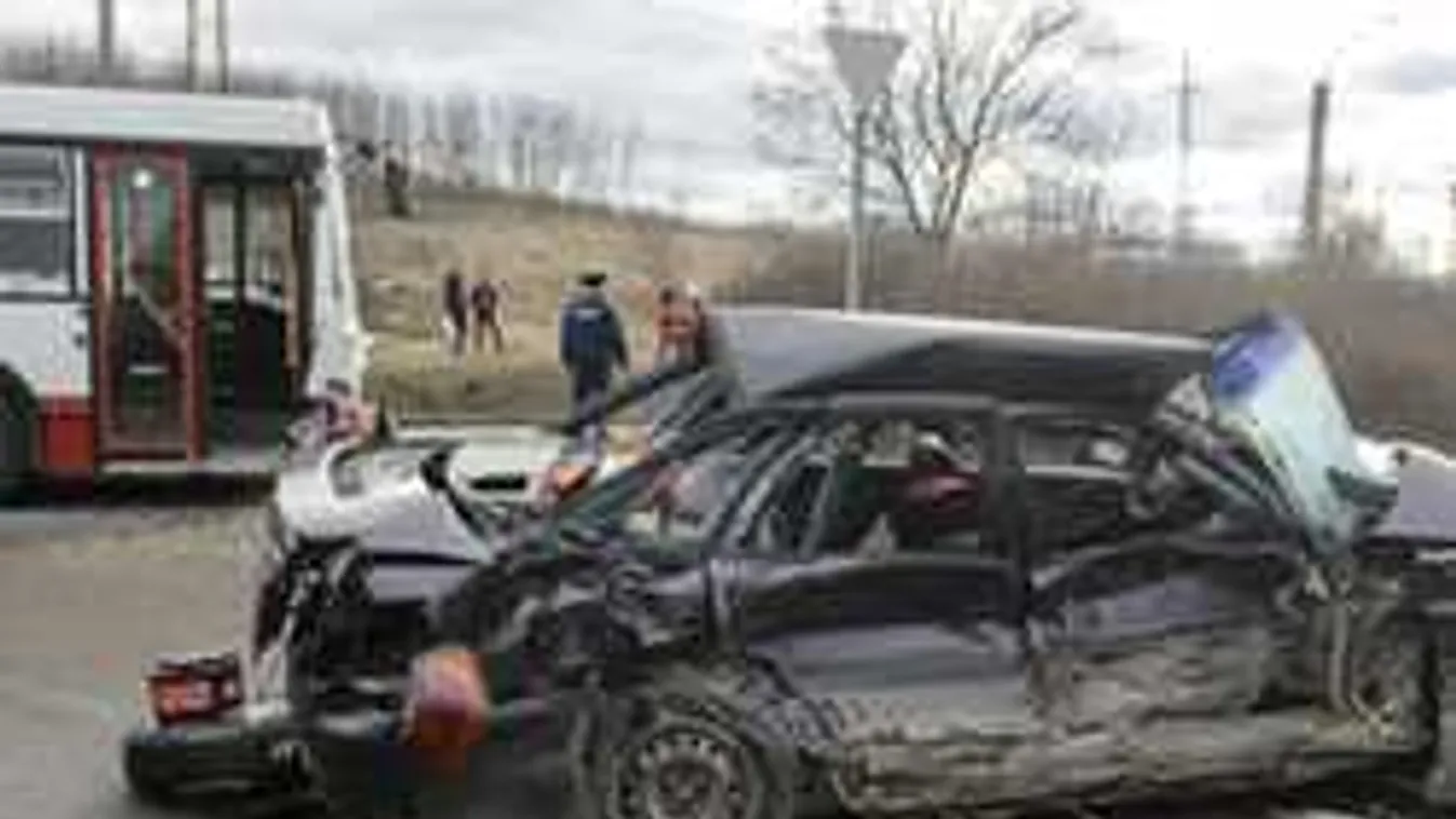 Megrázó fotók a Nógrád megyei halálos buszbalesetről