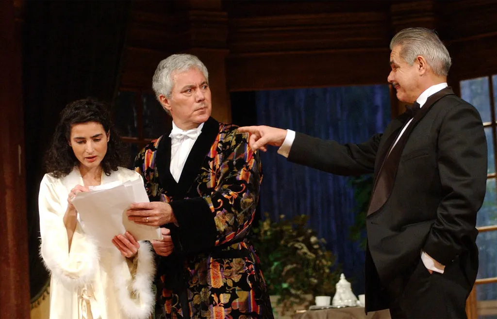 Miskolc, 2002. november 20. A Miskolci Nemzeti Színház Kamaraszínháza november 22-én mutatja be Molnár Ferenc: Játék a kastélyban címû színmûvét. A képen: Olasz Ágnes (b), Kovács István (k) és Oszter Sándor (j). MTI Fotó: Vajda János