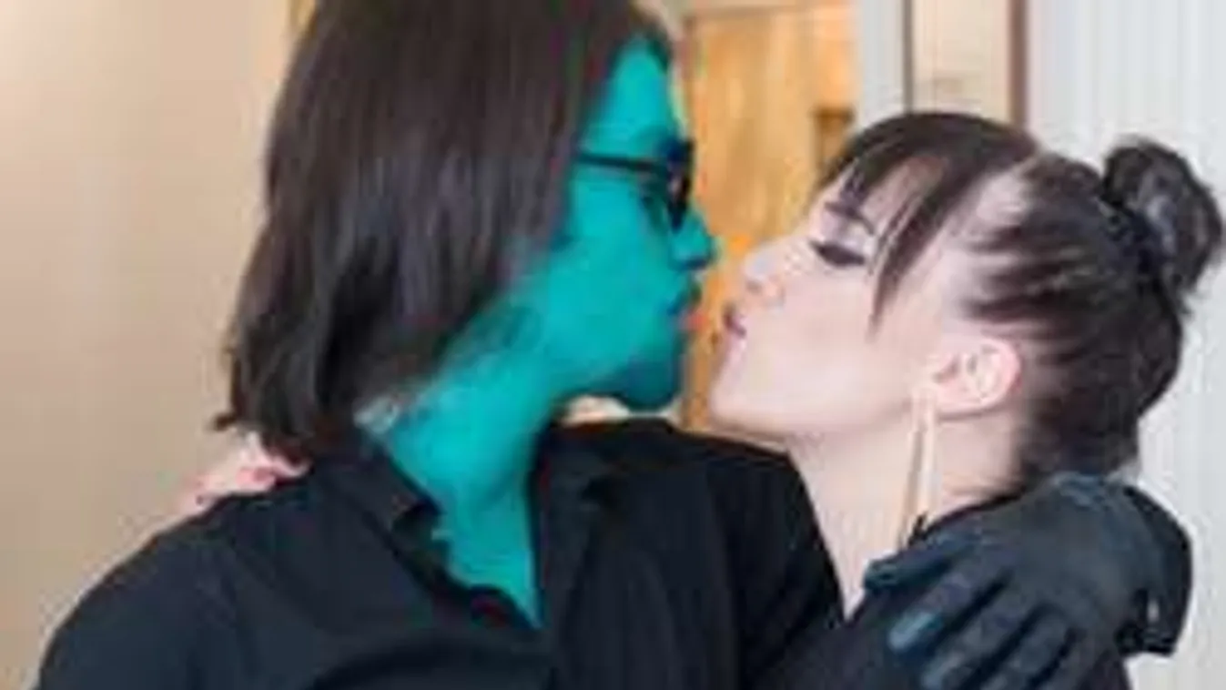 Fura csók! Bizarrul fest Tóth Gabi mellett szerelme!