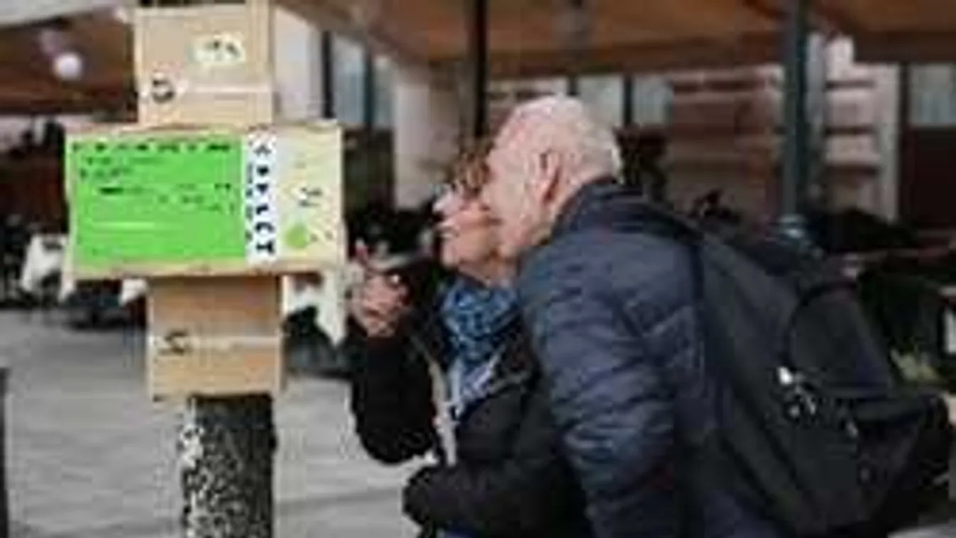 Rengetegen itt kukkolnak Budapesten