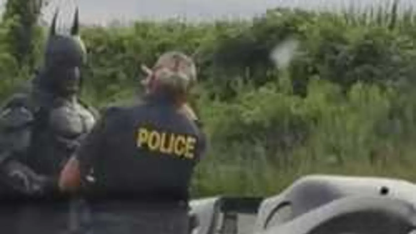 Meglepő videó! A rendőrök a nyílt utcán igazoltatták Batmant...