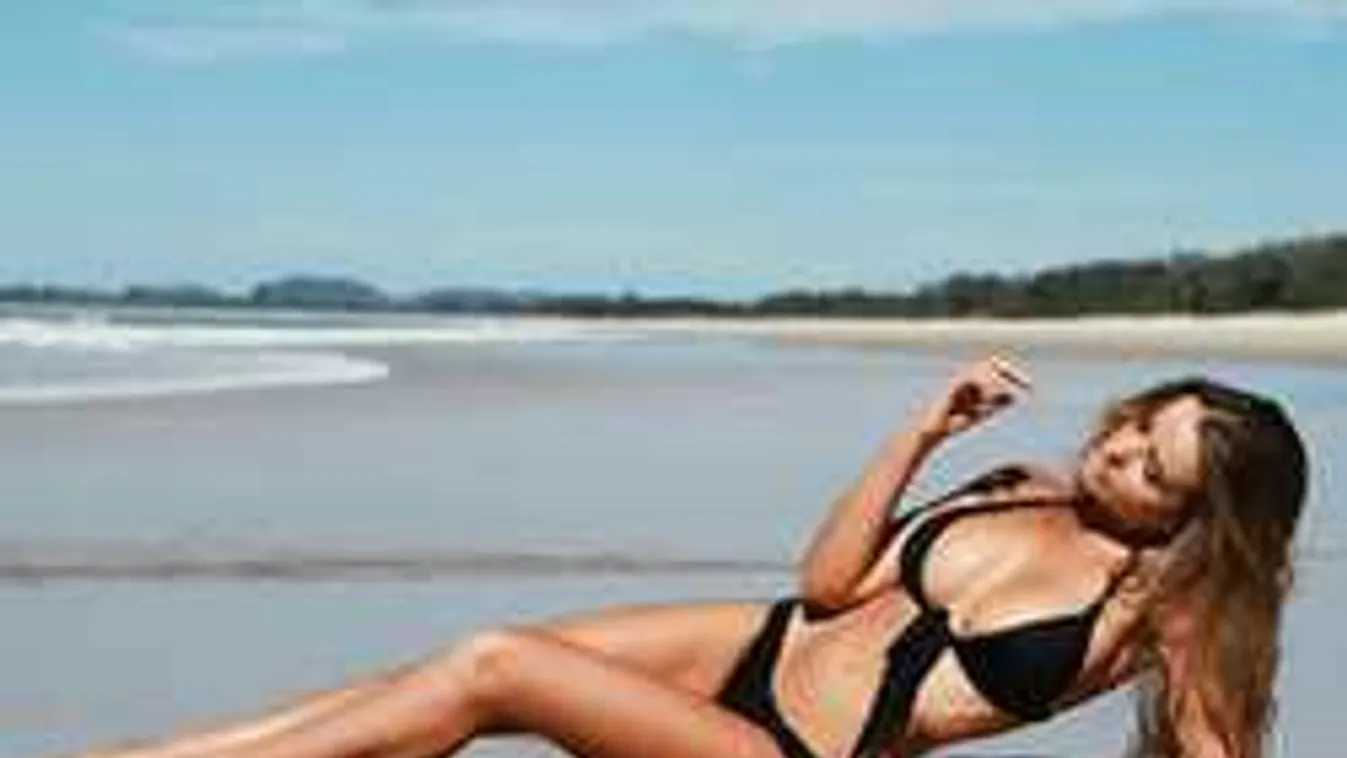 Se bugyi, se más: ringó mellű álomnő nudizott a strandon