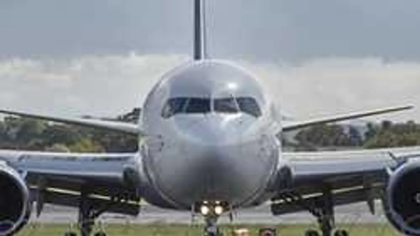 Hihetetlen, amit a két reptéri munkás művelt a kifutón - videó