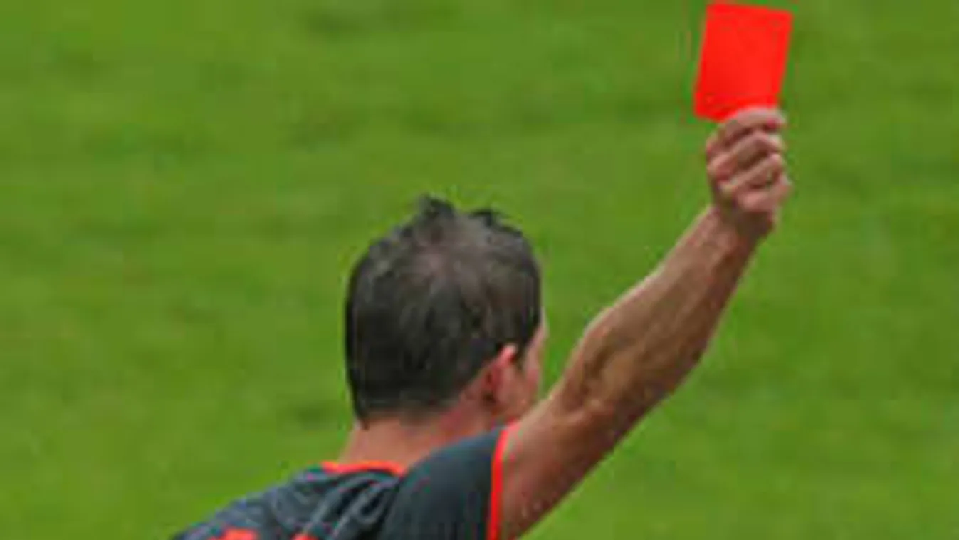 Szörnyűség a focipályán: a bíró életébe került a piros lap