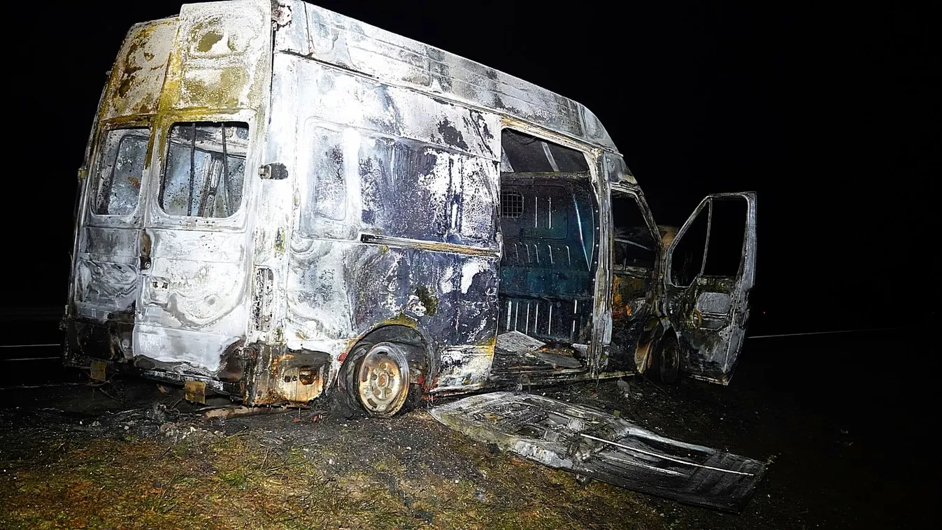 Sokkoló felvétel: porig égett egy autó M5-ös autópályán az éjjel