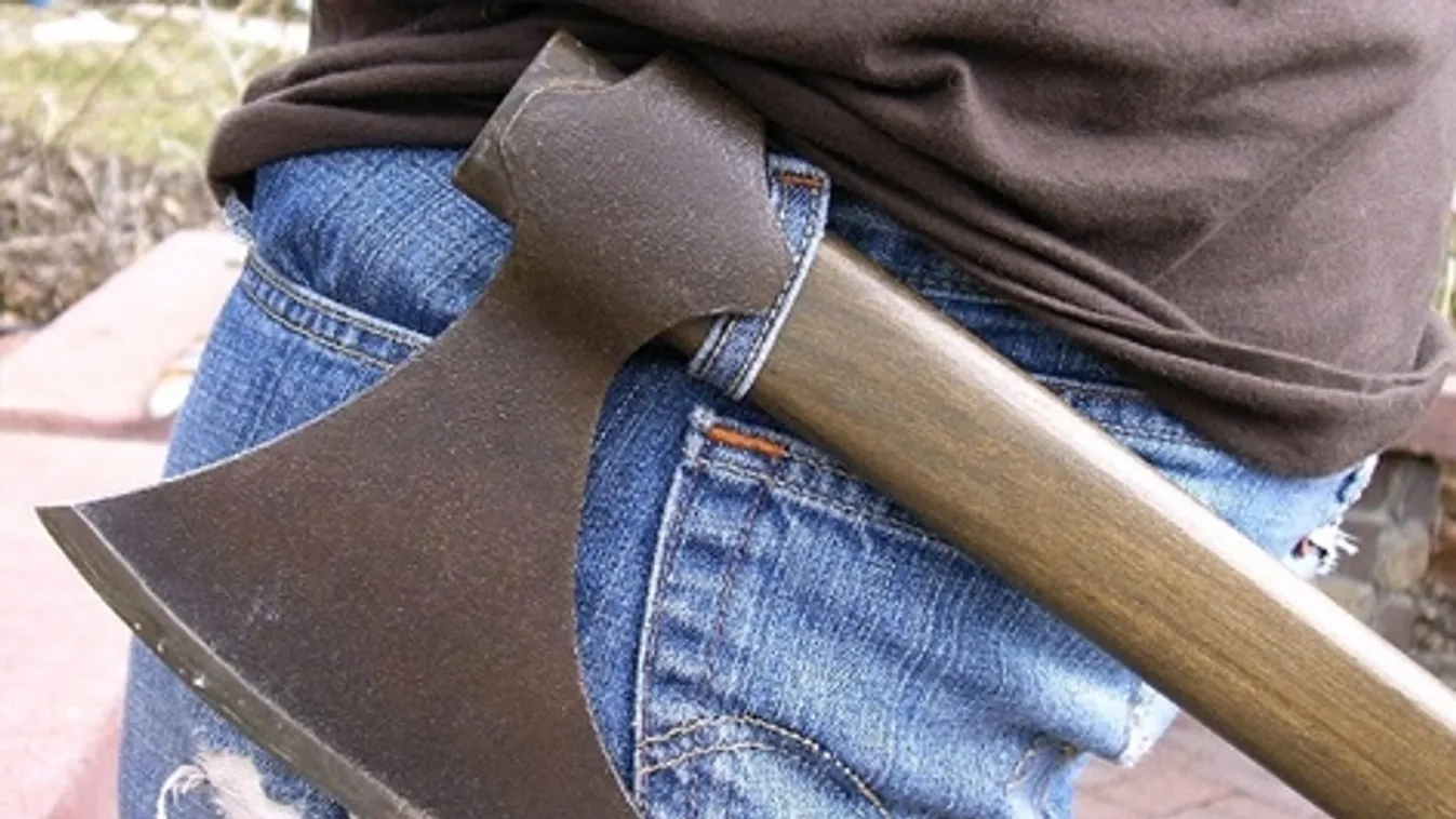 Fejszével és vaslapáttal követelték fizetésüket a melósok