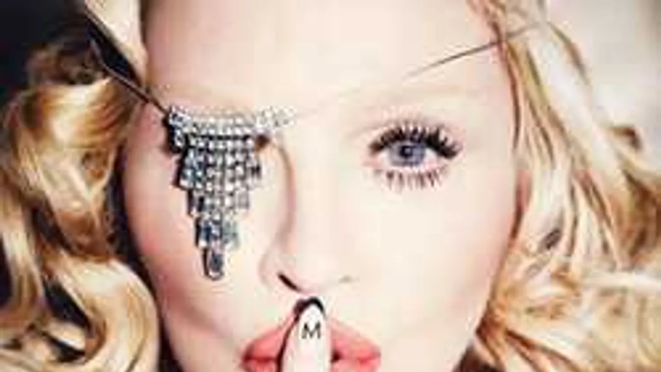 Bizarr topless fotóval sokkolta rajongóit Madonna