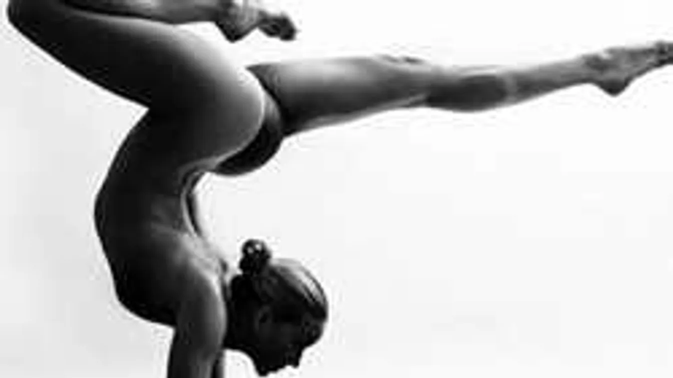 Jóga közben villantott nagyot a dús keblű barna szépség