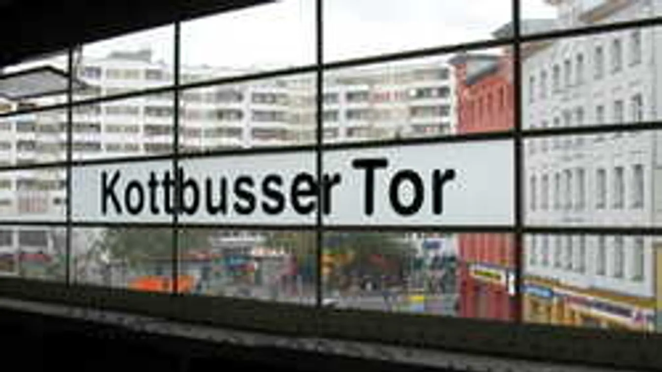 Afrikai migránsok lepték el a közteret, az árusok rettegnek