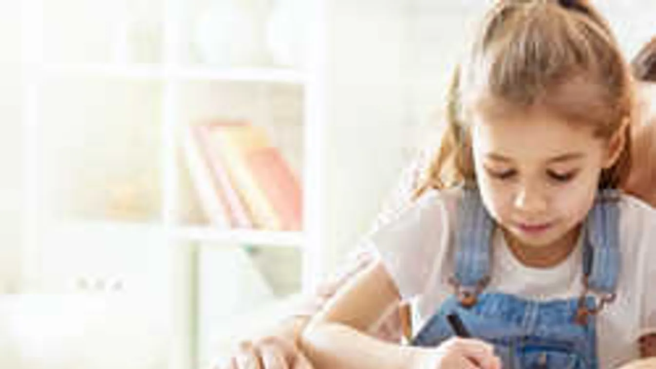 Meztelenül rajzolta le anyukáját egy kislány, döbbenet, mi történt utána