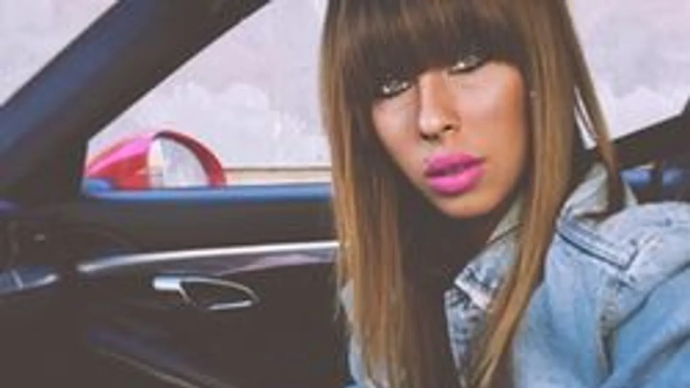 Cinthya Dictator pucéran élvezi a rétet - Fotó