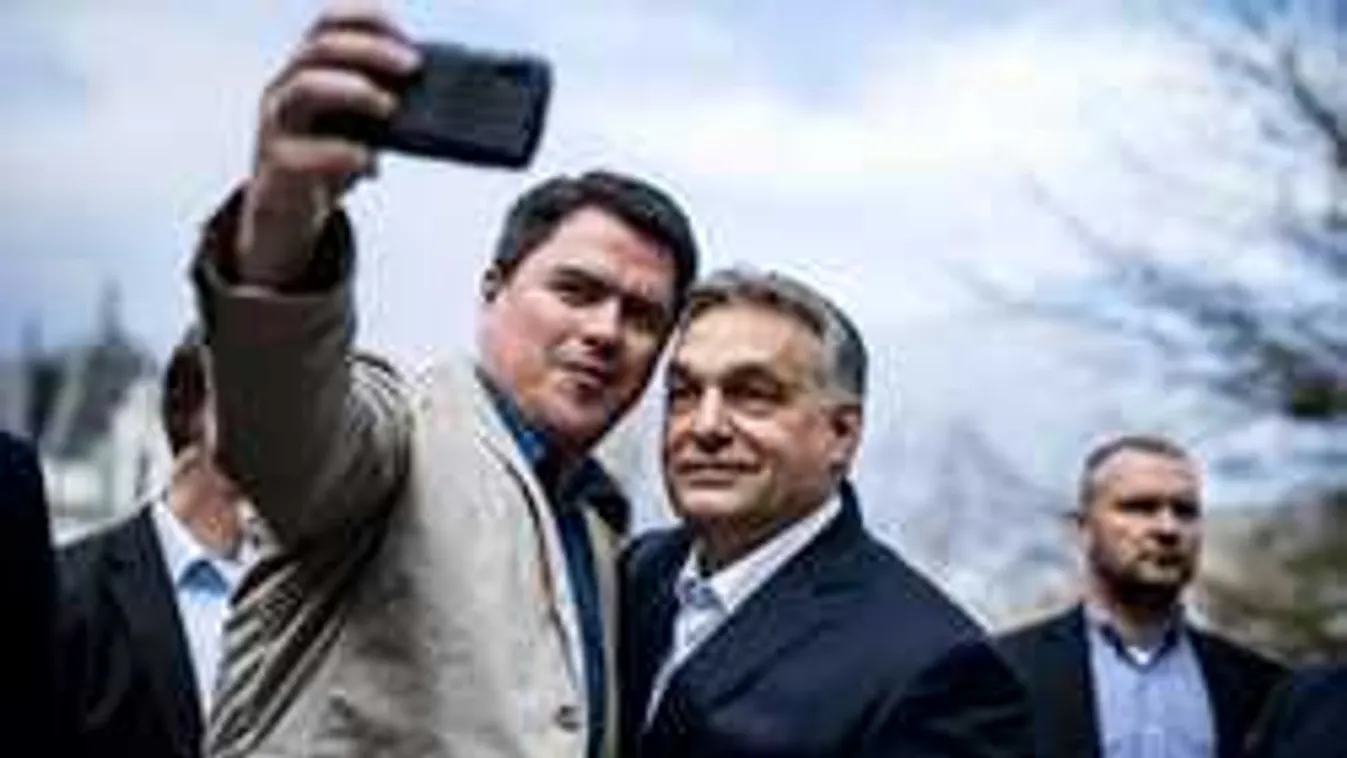 Felállt egy padra Orbán Nyíregyházán