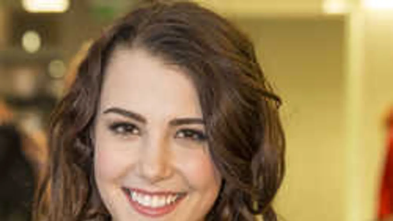 Forró kép: melltartó nélkül várta a Szigeten a világsztárt az énekesnő