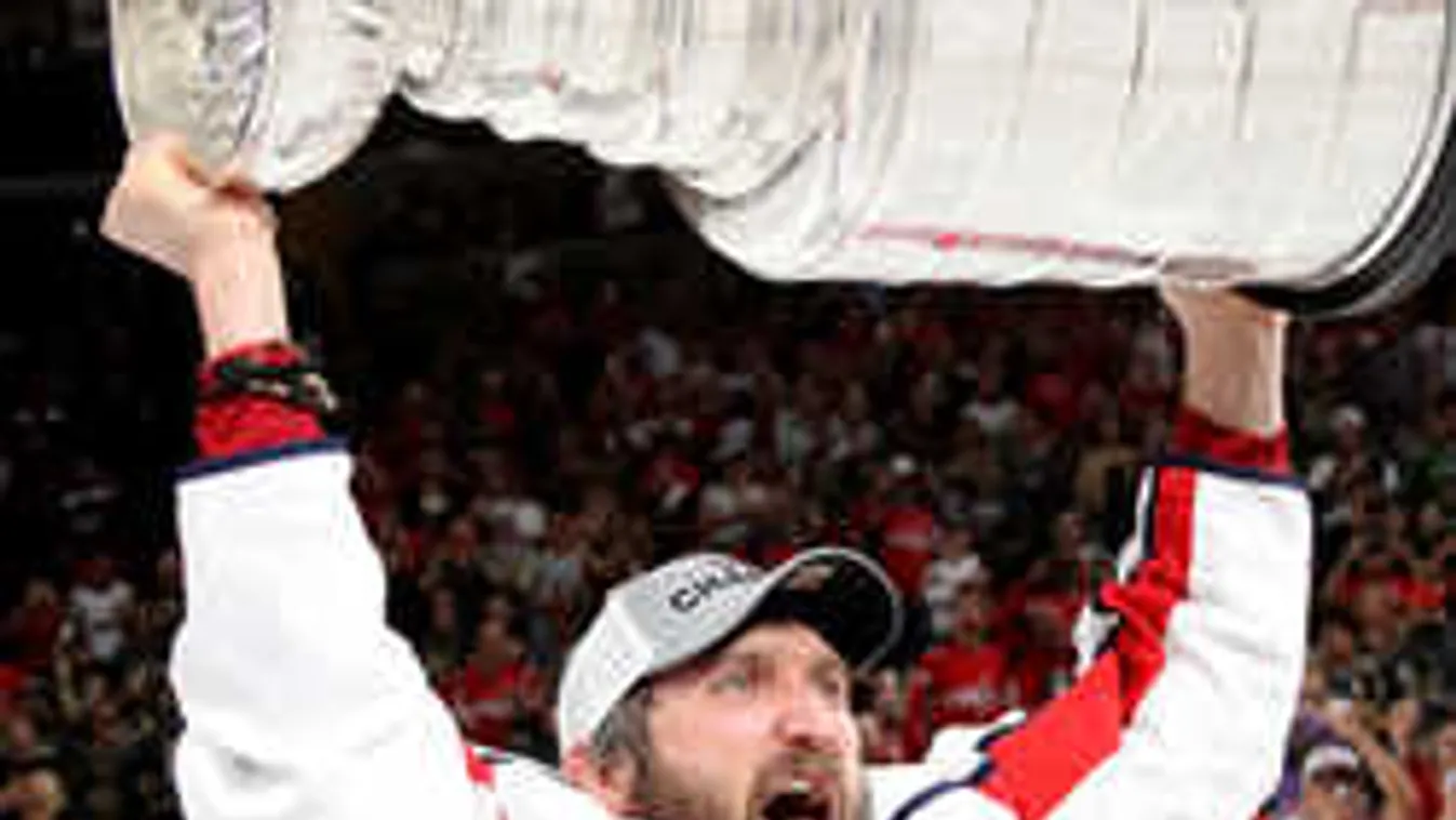 Kidobta a melleit, a tömegben vetkőzött a boldog szurkolólány