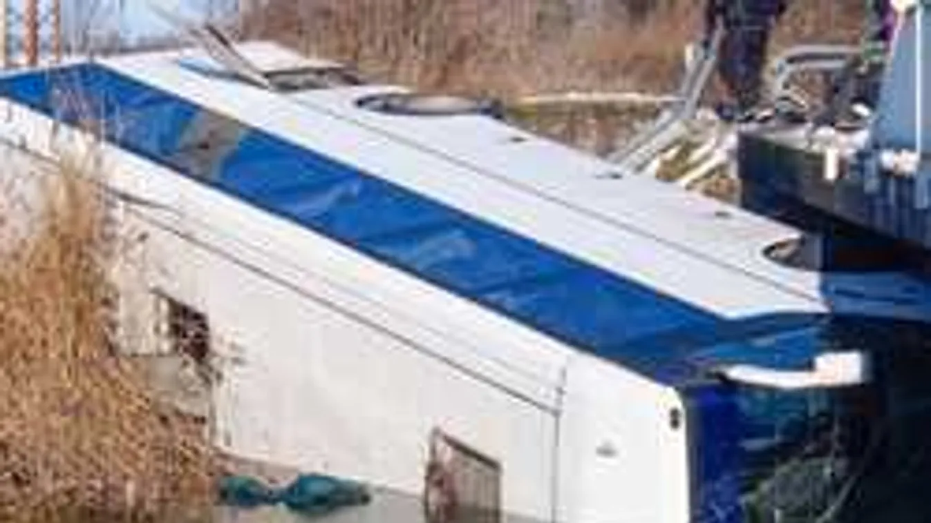 Helyszíni fotók jöttek: vízbe borult egy magyar busz, gyerekek is ültek rajta