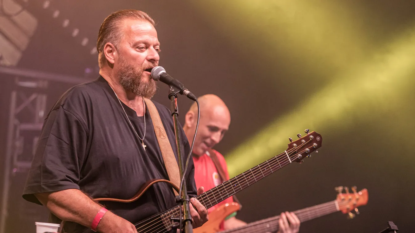 Raktárkoncert: Nyomasztotta a járványhelyzet az Ismerős Arcok zenekart