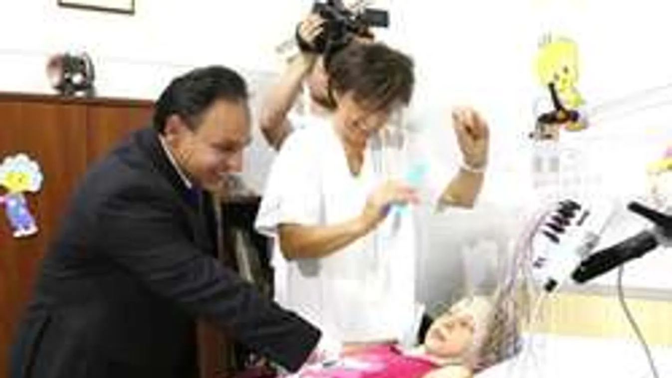 Már a gyermekek betegágya mellett is végezhető agyi diagnosztikai vizsgálat Pécsett