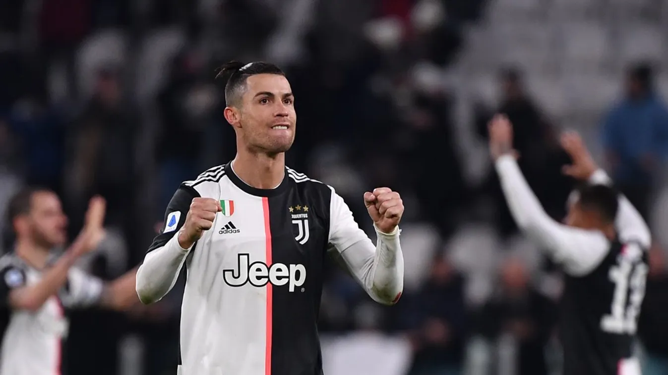 Intim pillanat Ronaldótól, csattant a férficsók