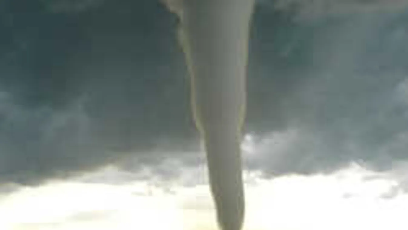 Ijesztő látvány: tornádót fotóztak Nagymihályiban, hatalmas a kár