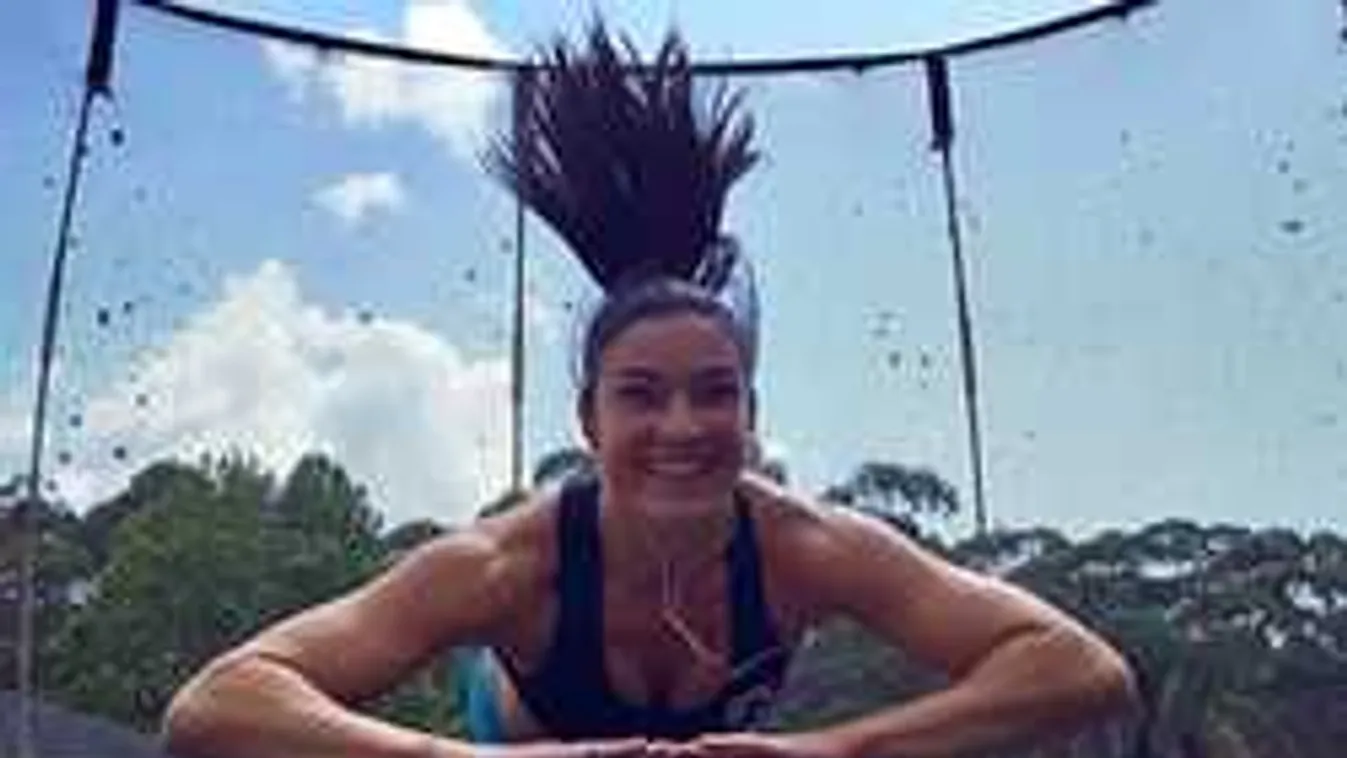 Kibuggyanó mellek, így ritkán lesheted meg a szexi atléta lány bájait