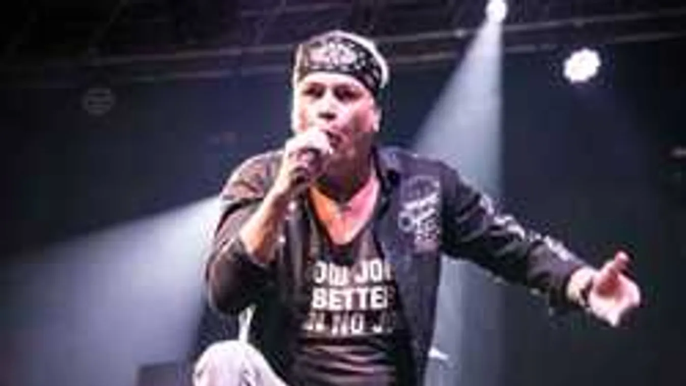 Brutálisan megfenyegették, a nyílt utcán támadtak rá a magyar énekesre