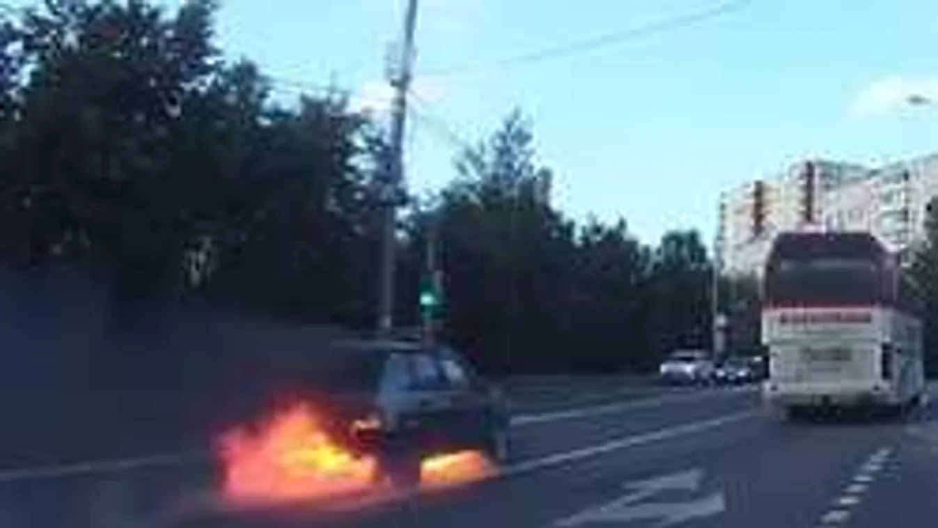 Égő autóval száguldozott az autópályán egy orosz sofőr! - videó