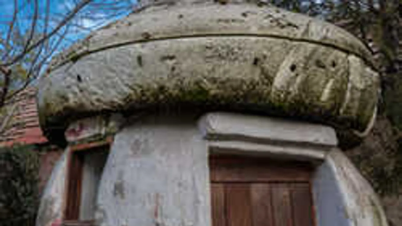 Törpház áll egy budaörsi kertben