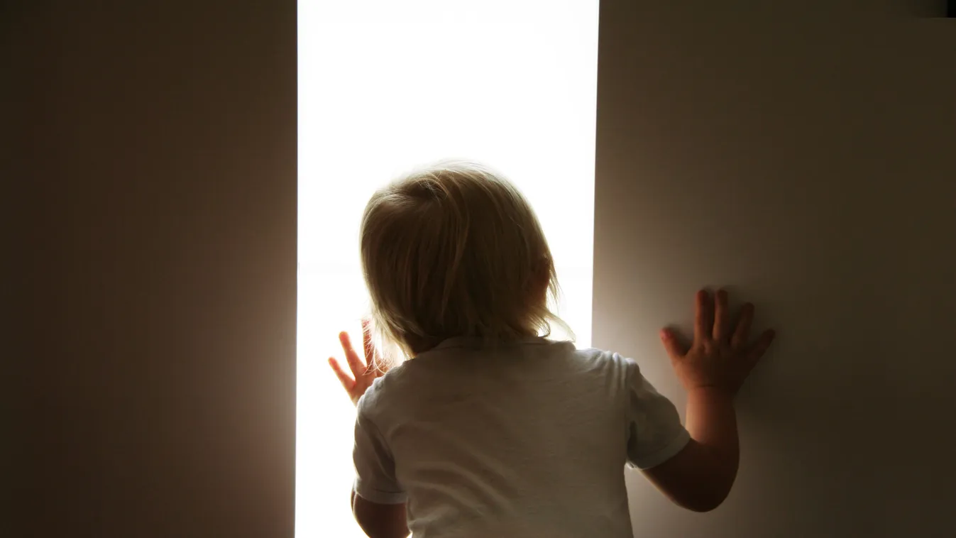 Dráma: kiugrott az ablakon egy 3 és fél éves magyar kisfiú - itt vannak a sokkoló részletek