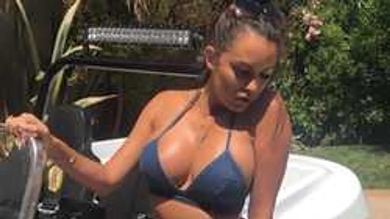 Ledobta ruháit, meztelenül üldögél az álommellű modell