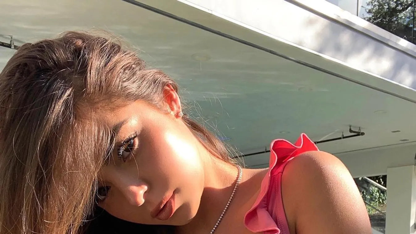 Óriási mellek, a természetben villantott a dögös Real-drukker