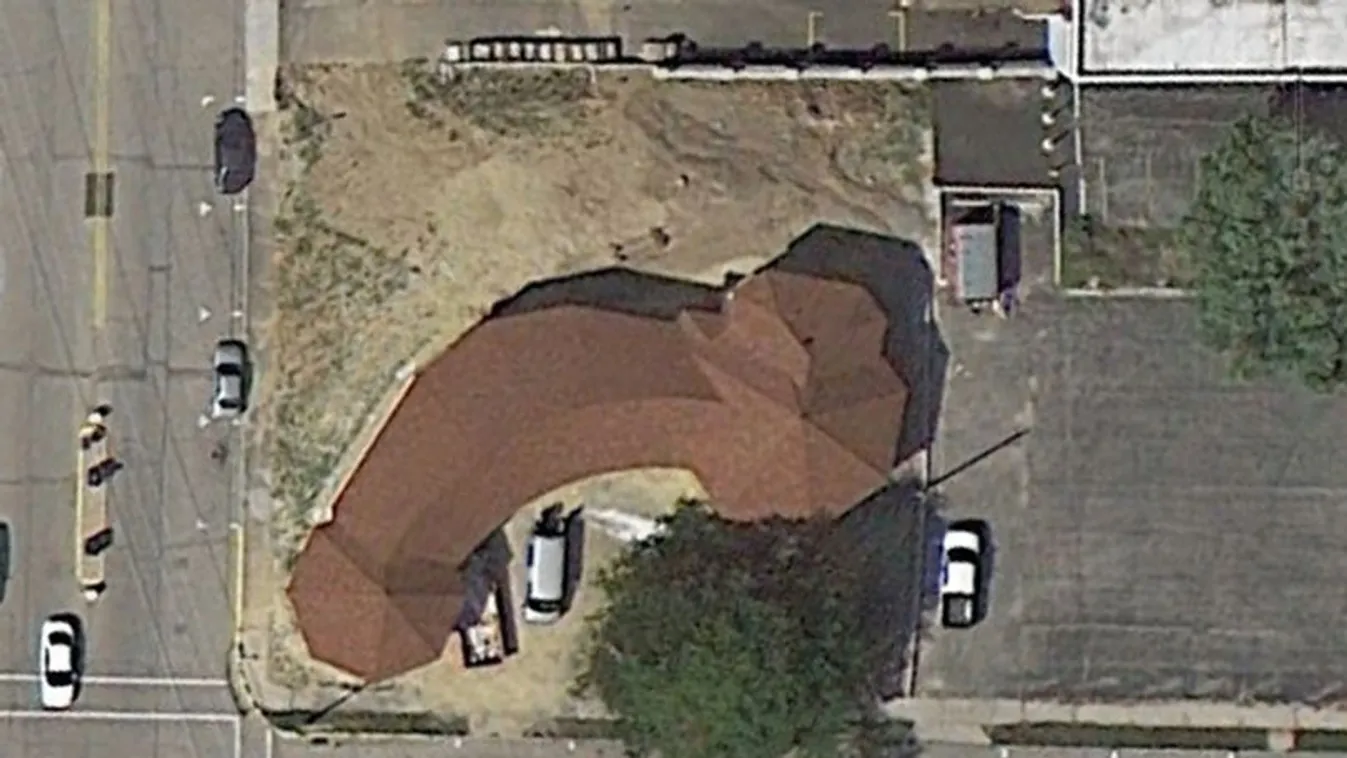 Családi ház vagy egy óriási pénisz? Furcsa fotó került fel a Google-ra