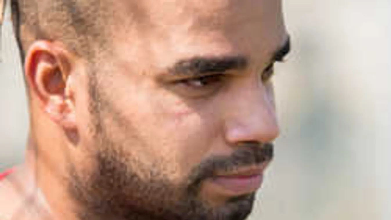 Baleset érte a magyar énekest, megsérült a combizma