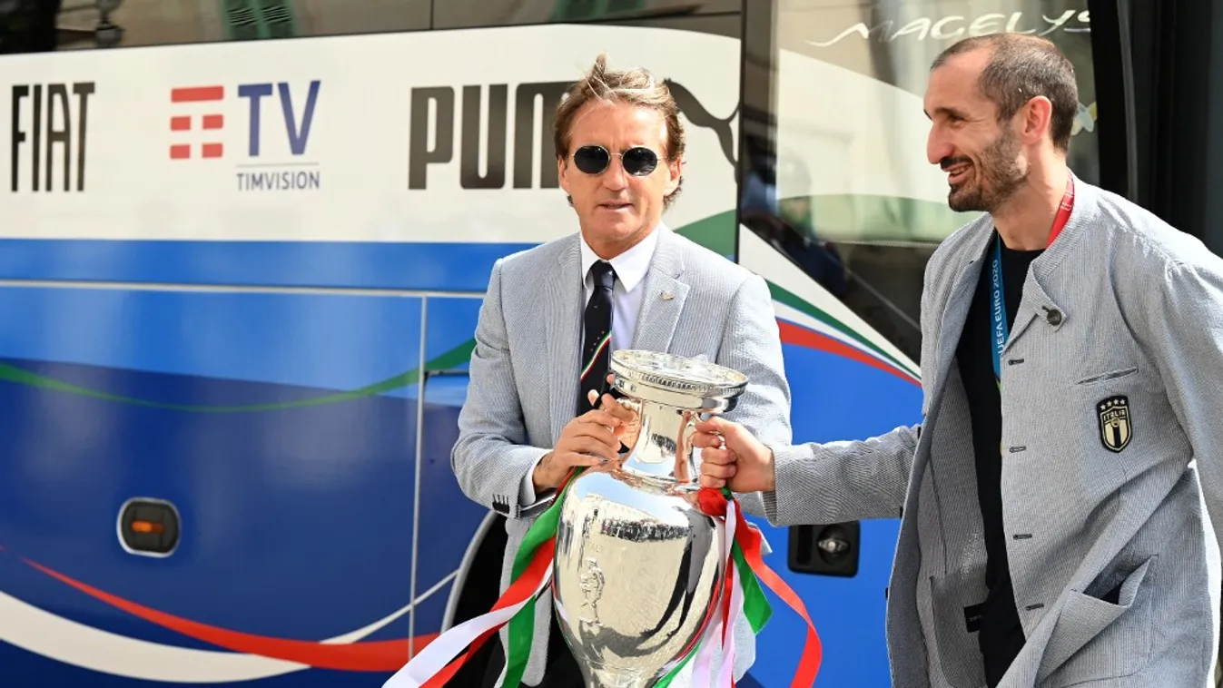 Roberto Mancini (balra, Giorgio Chiellini mellett) az Eb-trófeával