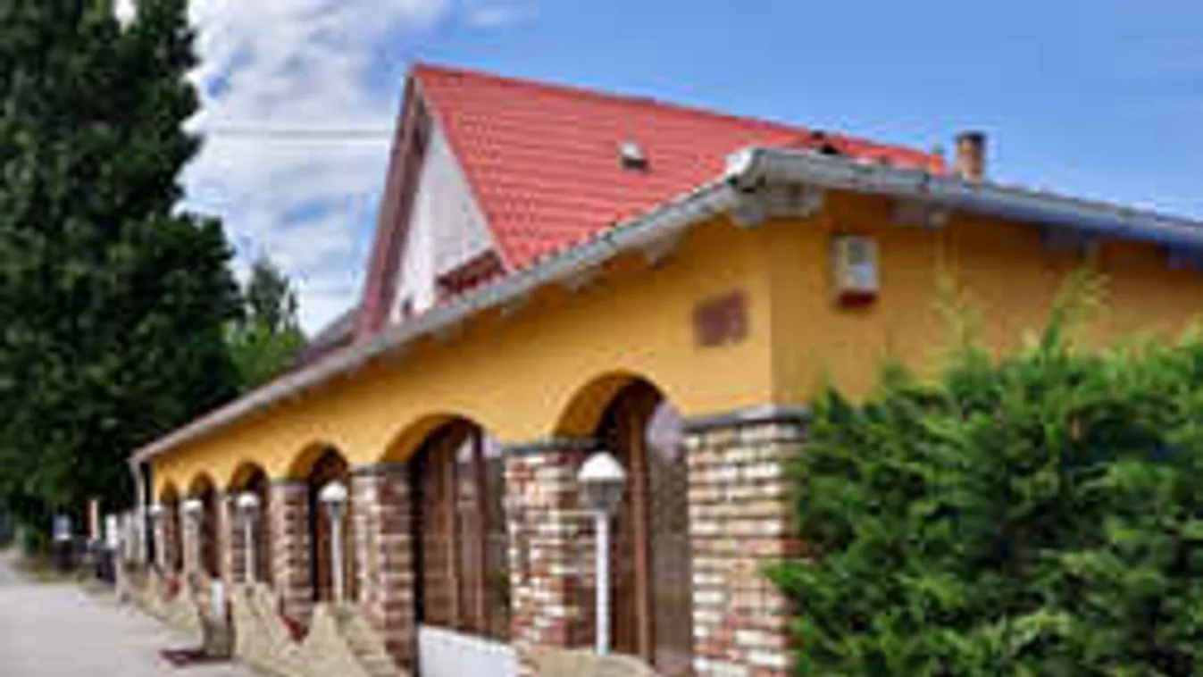 Kéjbarlangként is üzemel a kukkolós balatoni apartman