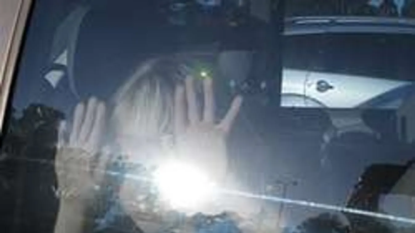 Komáromtól 70  kilométerre meghalt egy autóban felejtett kislány!