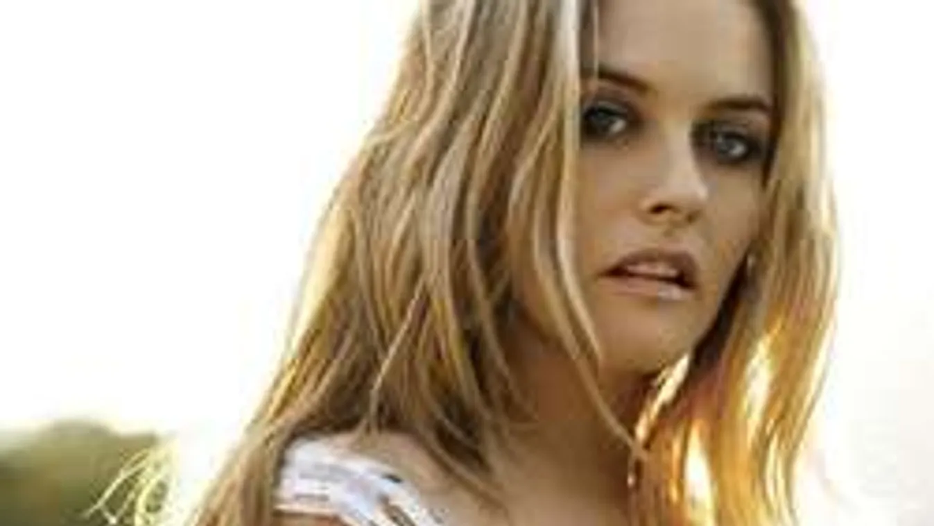 Meztelenül kapták lencsevégre az egykori tinisztárt