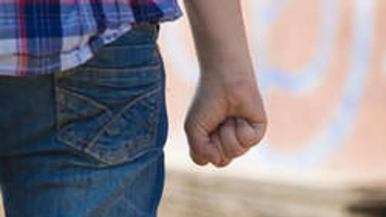 Mi folyik Abán? A tanár a felsősöket, ők meg a kicsiket molesztálták!