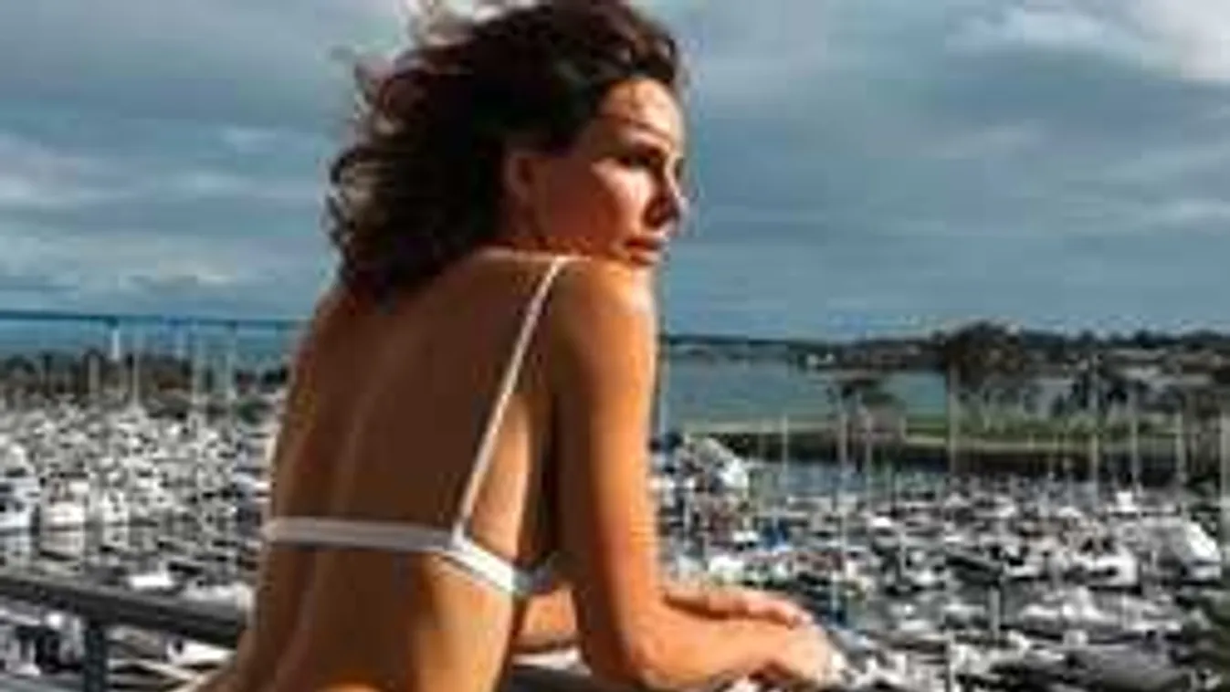 A hálószobájában készített meztelen, intim szelfit a híres modell!