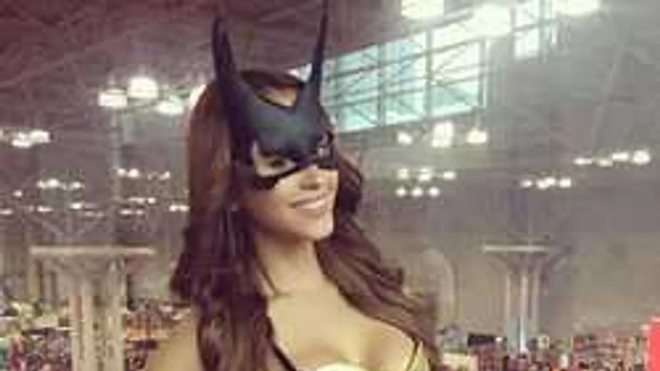 Keményen bevágott a bugyi a dögös tévésztár sze­mé­rem­aj­kába