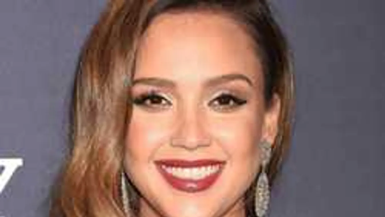 Hoppá, szoptatás közben szelfizett a gyönyörű sztáranyuka