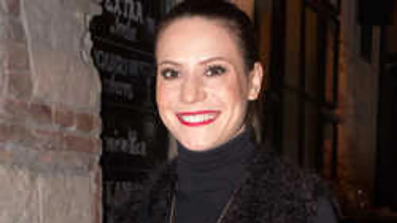 Megható fotót osztott meg titkos esküvőjéről a magyar énekesnő