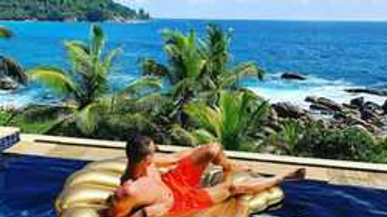 Forró fotó, egzotikus helyen nyaral a magyar sztár és szerelme